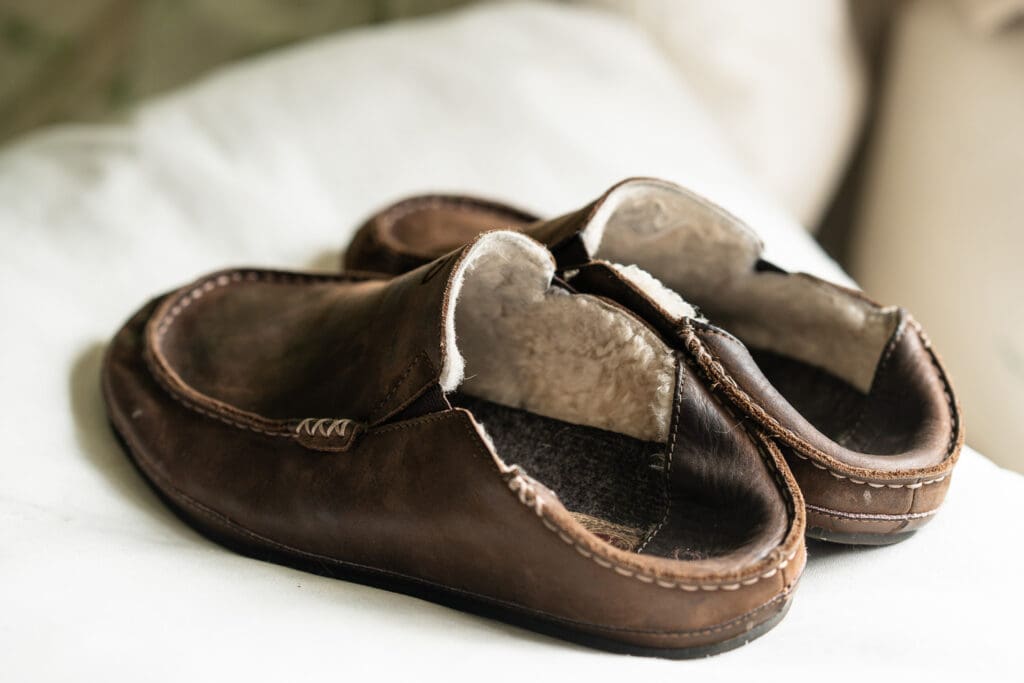 showcasing the collapsible heel on the olukai moloa slippers